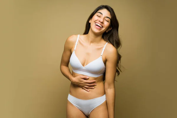 Szczęśliwa Meksykańska Kobieta Białej Bieliźnie Śmieje Się Bawi Akceptacją Ciała — Zdjęcie stockowe