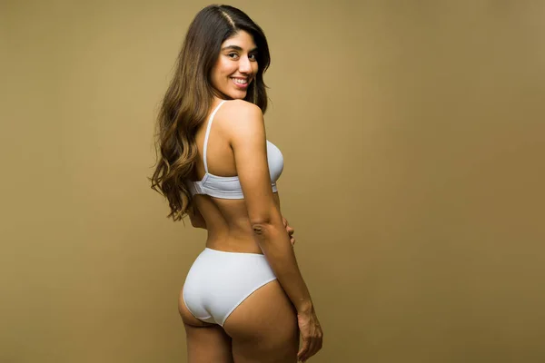 Arkadan Gülümseyen Latin Kadın Güzel Bir Vücudu Var Beyaz Çamaşırı — Stok fotoğraf