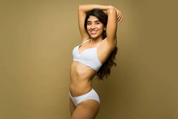 Prachtige Latijnse Vrouw Draagt Ondergoed Met Haar Armen Boven Haar — Stockfoto