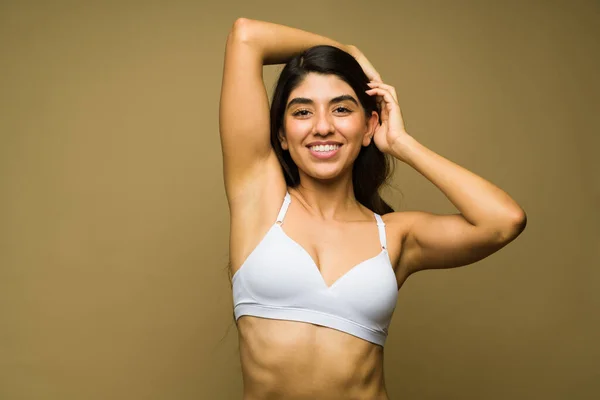 Relaxado Latina Jovem Levantando Braço Mostrando Suas Axilas Após Sua — Fotografia de Stock