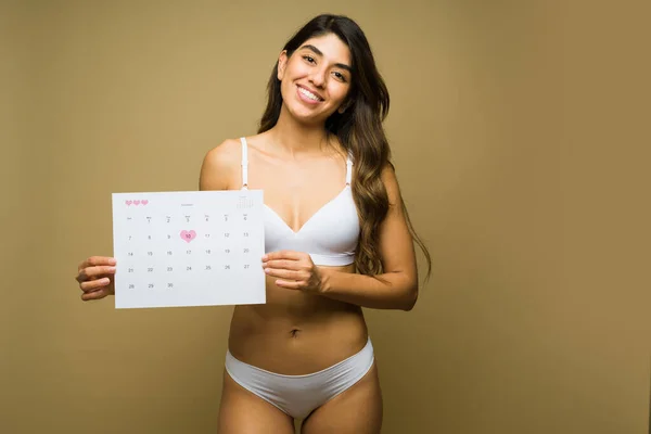 Veselá Mladá Žena Spodním Prádle Ukazuje Její Období Kalendář Usmívá — Stock fotografie