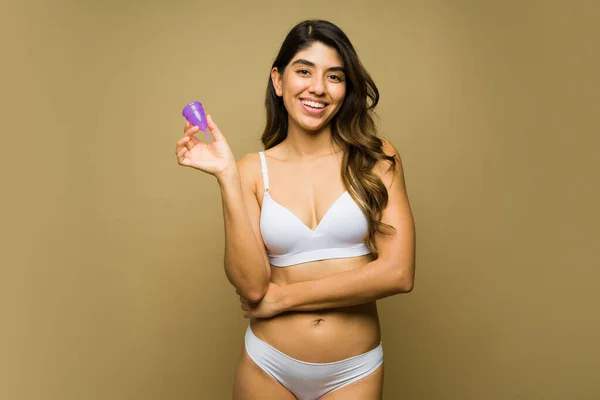 Привлекательная Латиноамериканка Смотрящая Глаза Улыбаясь Время Месячных Используя Менструальную Чашку — стоковое фото