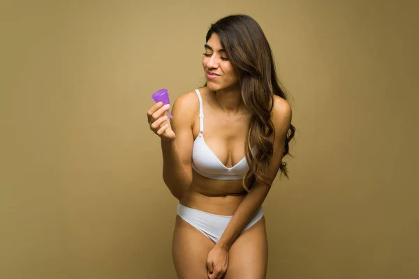 Verstoorde Mexicaanse Vrouw Pijn Vanwege Haar Menstruatie Krampen Tijdens Het — Stockfoto