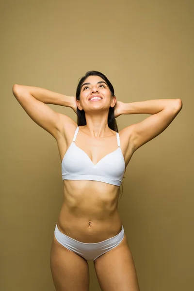 Rahat Mutlu Bir Kadın Formda Vücudunu Esnetiyor Çamaşırı Giyiyor — Stok fotoğraf