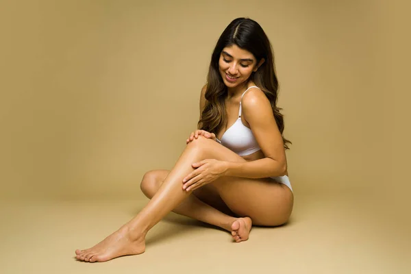Sorrindo Mulher Feliz Colocando Creme Hidratante Suas Pernas Após Depilação — Fotografia de Stock
