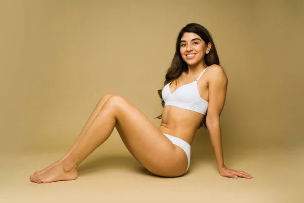 Relaxado Mulher Feliz Sorrindo Mostrar Suas Pernas Lisas Após Procedimento — Fotografia de Stock