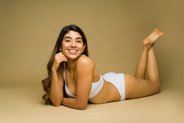 Atractiva Mujer Feliz Sonriendo Relajándose Ropa Interior Sonriendo Mientras Posando —  Fotos de Stock