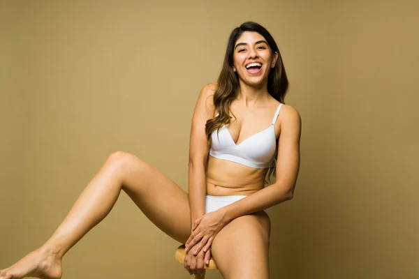 Mujer Joven Excitada Vistiendo Ropa Interior Blanca Divirtiéndose Riendo Mientras —  Fotos de Stock