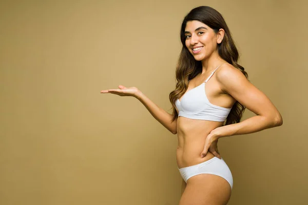 Retrato Uma Mulher Fitness Feliz Roupa Interior Segurando Produto Beleza — Fotografia de Stock