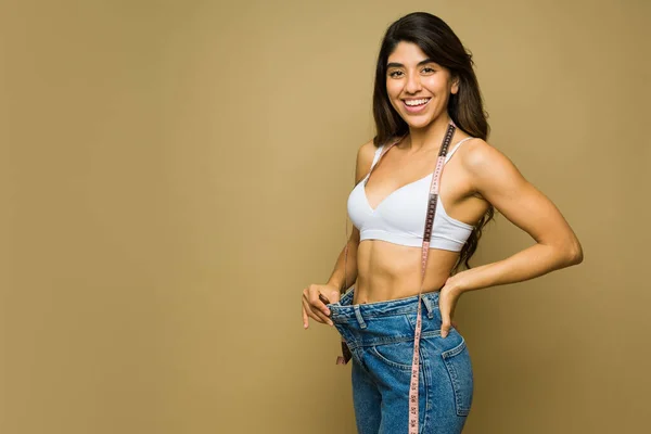 Fitness Jovem Mulher Usando Uma Fita Métrica Perder Peso Com — Fotografia de Stock