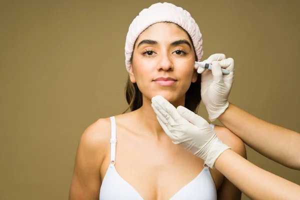 Vacker Latinamerikansk Kvinna Tittar Kameran Plastikkirurgi Ansiktet Eller Kosmetisk Procedur — Stockfoto