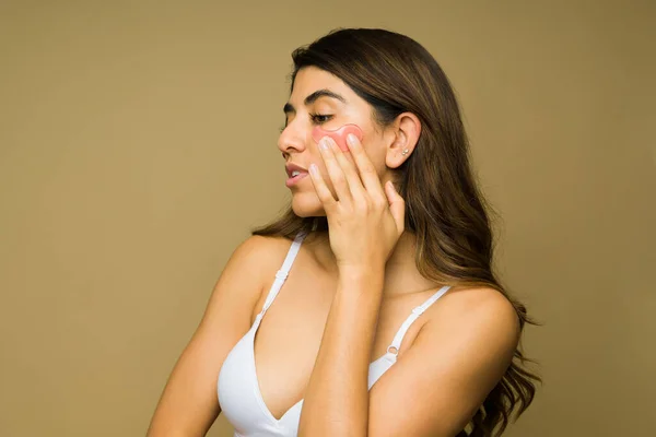 Hispanische Wunderschöne Frau Setzt Eine Gesichtsmaske Auf Ihre Gesunde Haut — Stockfoto
