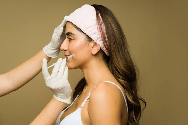 Beautiful Young Woman Getting Botulinum Toxin Injections Her Face Prevent — Stock Photo, Image