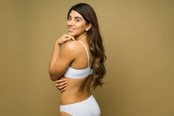 Fitness Jonge Vrouw Draagt Wit Ondergoed Gevoel Flirterig Mooi Met — Stockfoto
