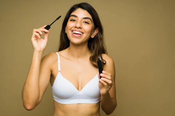 Mujer Joven Emocionada Riendo Mientras Pone Rímel Productos Maquillaje Contra —  Fotos de Stock