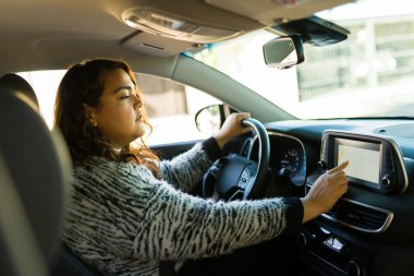 Yön bulma sistemini kullanan obez çekici bir kadın. Araba kullanırken ve direksiyon başında GPS kullanıyor.