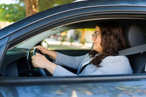 Widok Boku Tłustej Latynoskiej Kobiety Pasami Bezpieczeństwa Prowadzenie Samochodu Podróżowanie — Zdjęcie stockowe