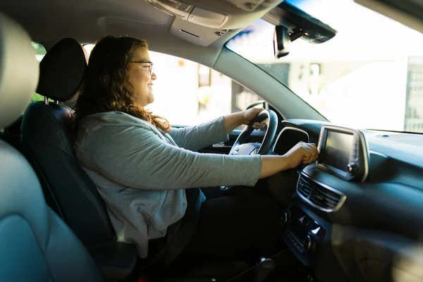 彼女の車を運転しながら 陽気な太りすぎの女性はラジオをオンにし 音楽を聴く — ストック写真