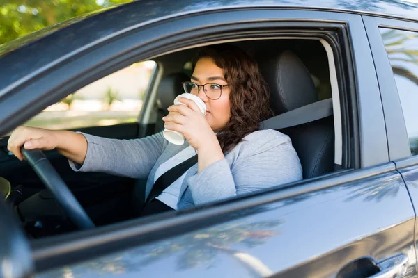 ヒスパニック系の魅力的な肥満女性コーヒーを飲みに行くと彼女の車を運転します — ストック写真