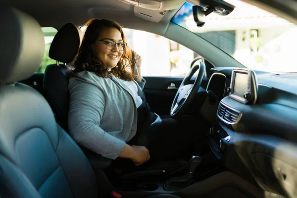 Happy Overweight Woman Smiling Looking Camera While Putting Her Seatbelt — Stock Photo, Image