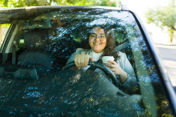 車の運転の後ろに座って 旅行中にフロントガラスを見ている陽気な脂肪の女性 — ストック写真