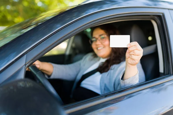 彼女の車の中で彼女の新しい運転免許証を示しながら 興奮太りすぎの女性は笑顔とホイールの後ろに運転 — ストック写真
