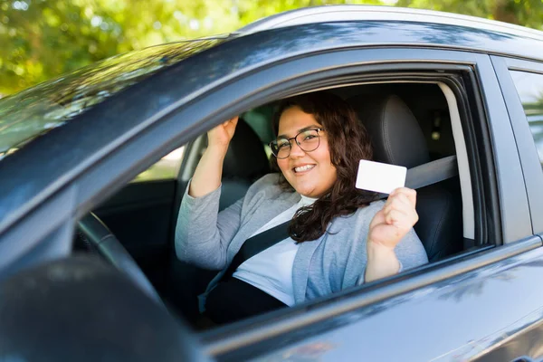 彼女の運転免許証を取得し 彼女の車を運転興奮して見て祝う陽気な脂肪のヒスパニック女性 — ストック写真
