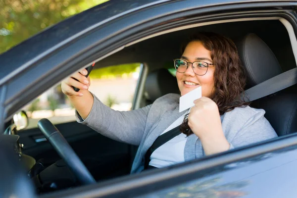 Mutlu Şişman Kadın Arabasını Sürerken Yeni Ehliyetini Akıllı Telefonuyla Gösteriyor — Stok fotoğraf