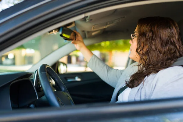 Jovem Obesa Cuidadosa Ajustando Espelho Retrovisor Antes Ligar Carro Dirigir — Fotografia de Stock