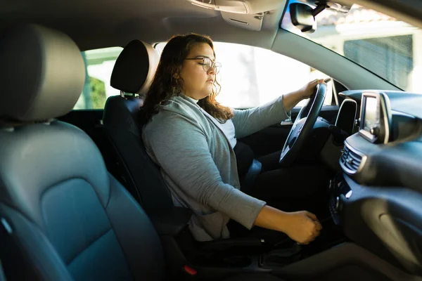 旅行中にスティックマニュアル車を運転し 仕事に運転ラテン太りすぎの女性 — ストック写真