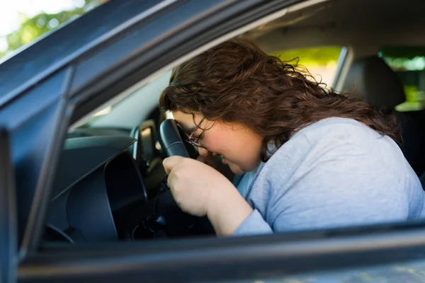 車を運転した後 彼女の頭を車輪の上に置きながら怒っていると疲れて見て激怒肥満の女性 — ストック写真