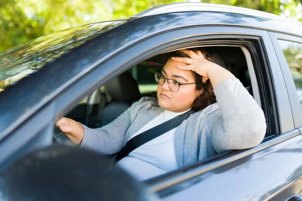 Zestresowany Sfrustrowany Gruba Kobieta Patrząc Zmęczony Jazdy Późno Pracy Samochodzie — Zdjęcie stockowe
