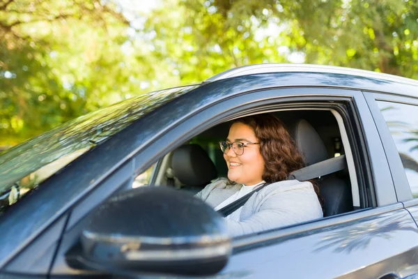 Mulher Obesa Alegre Sorrindo Enquanto Aprecia Dirigir Seu Carro Viajando — Fotografia de Stock