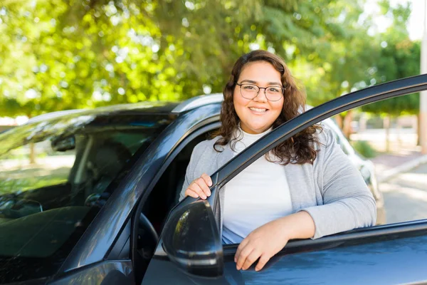 車とドライブで旅行する準備ができている間に車のドアと笑顔を開く陽気な脂肪の女性の肖像画 — ストック写真