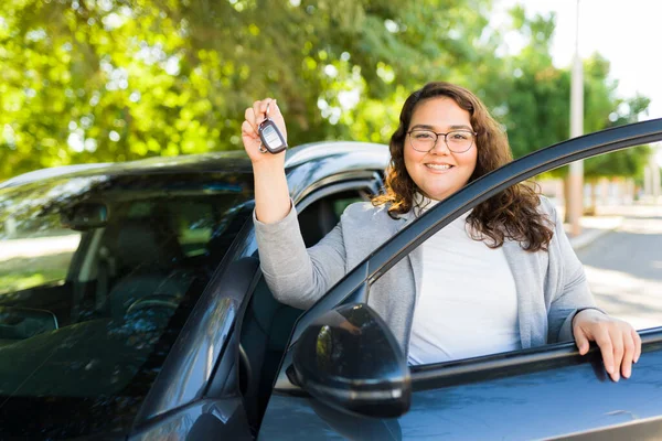 Podekscytowana Kobieta Nadwagą Trzymająca Kluczyki Otwierająca Drzwi Samochodu Zakupie Nowego — Zdjęcie stockowe