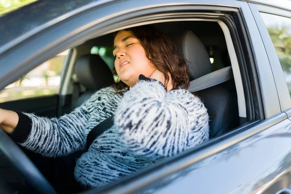 Stresli Şişman Kadın Sırtını Ovuyor Arabasını Sürerken Boynu Ağrıyor Işe — Stok fotoğraf