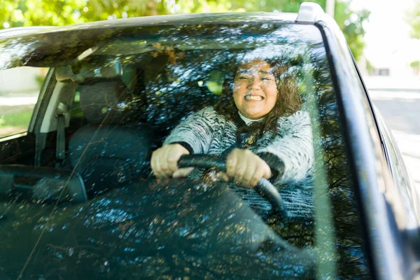 Niespokojna Przestraszona Gruba Kobieta Zestresowana Podczas Prowadzenia Samochodu Używania Hamulców — Zdjęcie stockowe