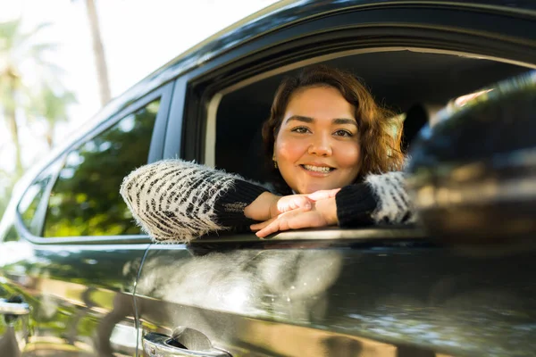 Piękna Gruba Kobieta Wyglądająca Przez Okno Samochodzie Siedząc Kierownicą Czując — Zdjęcie stockowe