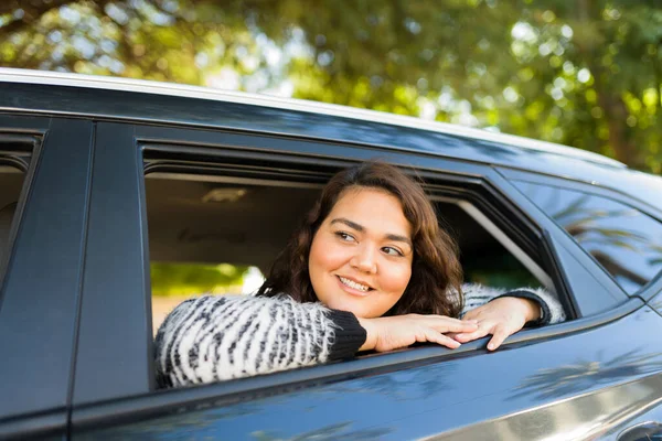 Zrelaksowany Młoda Kobieta Pasażer Patrząc Przez Okno Samochodu Podczas Jazdy — Zdjęcie stockowe