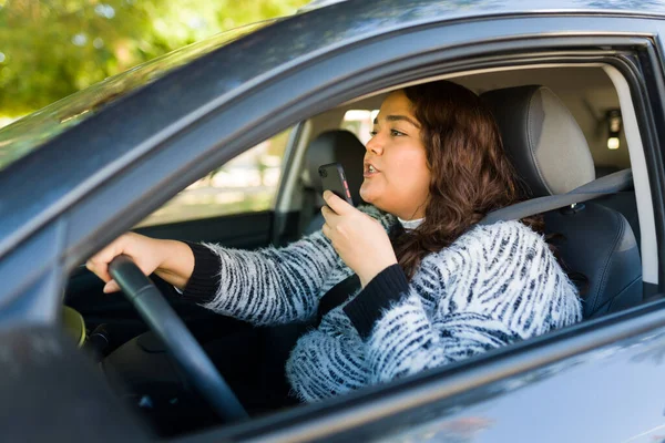 Rozzlobený Žena Tlustý Řidič Vypadá Vystresovaný Rozrušený Křičí Mluvit Chytrý — Stock fotografie