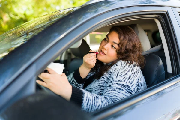 Beautiful Obese Latin Woman Putting Lipstick Makeup While Driving Her — Stock Photo, Image