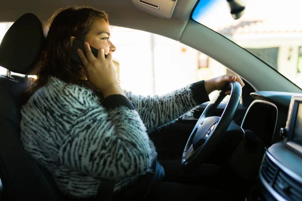 Direksiyondaki Spanyol Koca Kadın Akıllı Telefonda Konuşurken Araba Sürüyor Gülümsüyor — Stok fotoğraf