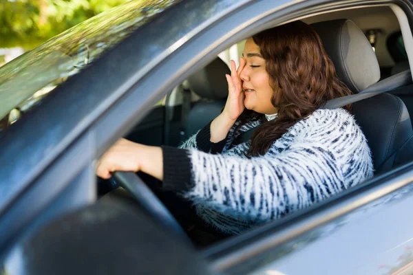 Przygnębiona Gruba Latynoska Kobieta Płacze Wygląda Smutno Podczas Jazdy Samochodem — Zdjęcie stockowe