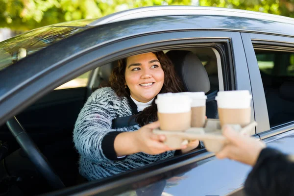 Güzel Obez Latin Bir Kadın Arabasıyla Gezintiye Çıkıp Kahve Alıyor — Stok fotoğraf