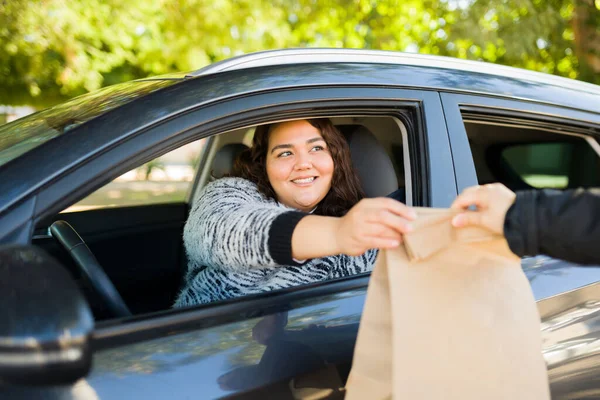 Neşeli Obez Kadın Arabasını Sürerken Fast Food Alırken Gülümsüyor — Stok fotoğraf