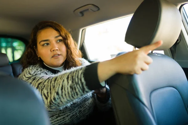 Büyük Bir Genç Kadın Gezintiye Çıkmak Şoföre Yol Tarifi Vermek — Stok fotoğraf