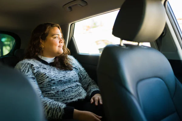 Rilassato Grasso Giovane Donna Sorridente Mentre Prende Viaggio Taxi Guidare — Foto Stock