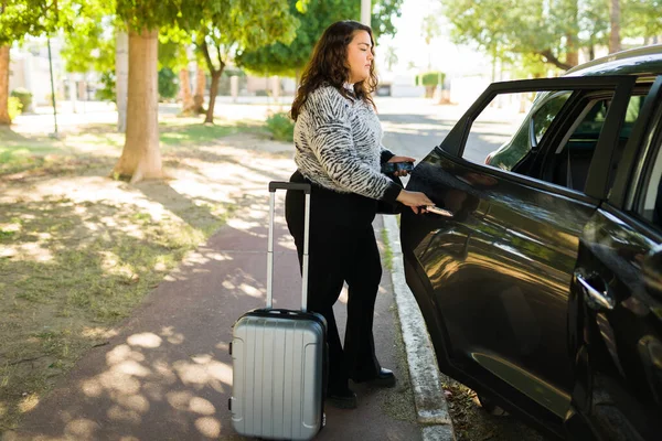 Genç Bir Kadın Arabanın Kapısını Açıyor Havaalanına Ortak Servis Yapıyor — Stok fotoğraf