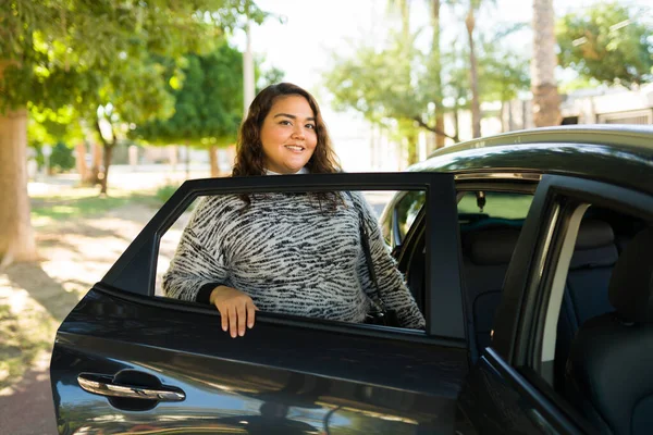 Szczęśliwa Gruba Kobieta Uśmiechnięta Podczas Wsiadania Samochodu Prośbie Podwózkę Aplikacji — Zdjęcie stockowe