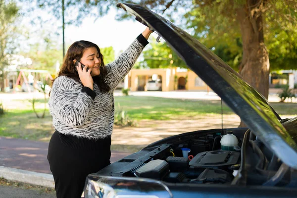 彼女の壊れた車のモーターエンジンをチェックしながら助けを求めて肥満の女性を呼び出します — ストック写真